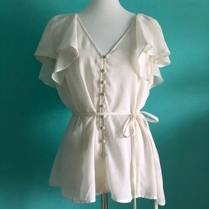 Gorgeous romantic blouse with button detail